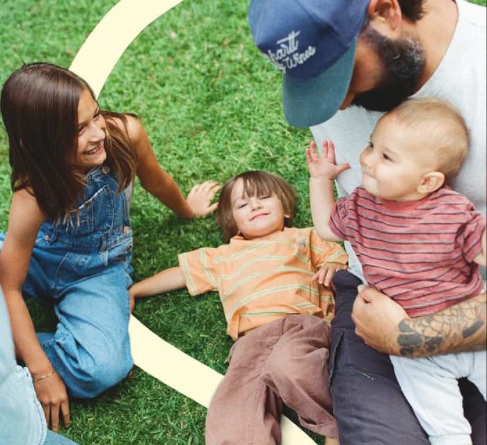 Familia jugando junta sobre el césped