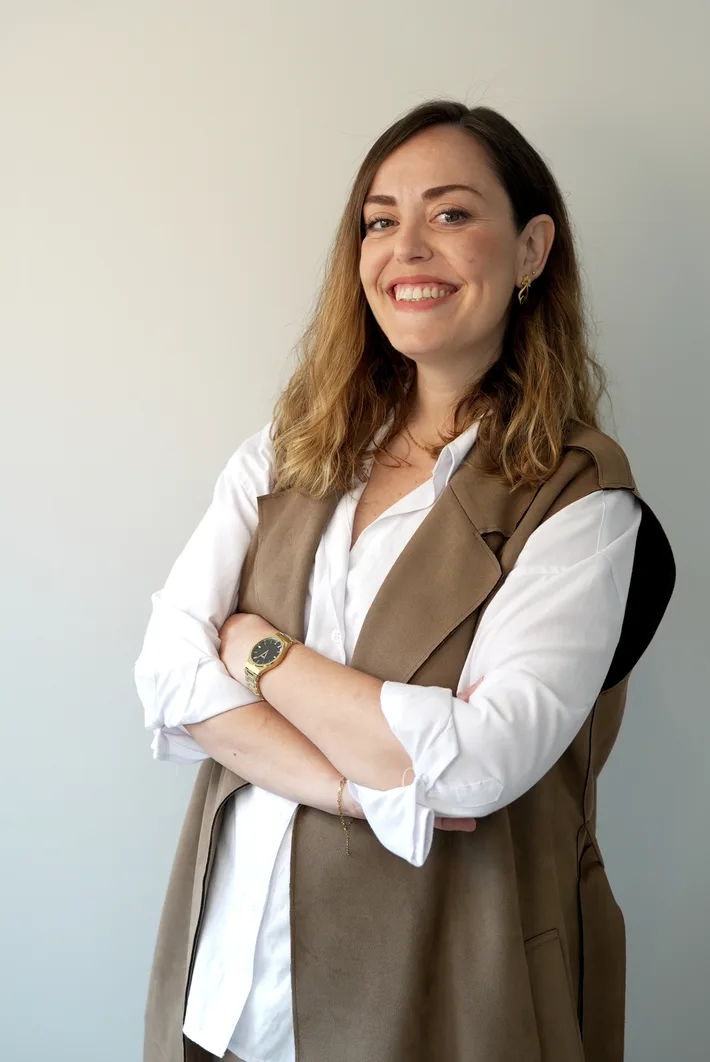 Ana Gloria Sánchez Muñoz, fundadora de Saiko, sonriendo con los brazos cruzados